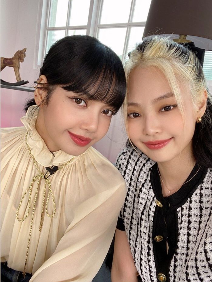 Diện cùng mẫu áo blouse bánh bèo: Seo Ye Ji sang chảnh hơn hẳn Lisa