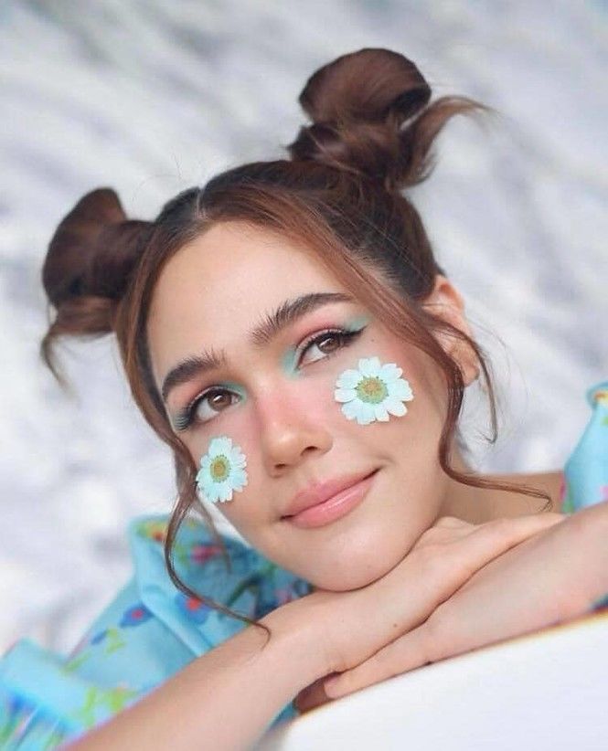 Đỉnh như Chompoo Araya chỉ dán sticker trên mặt cũng thành hot trend