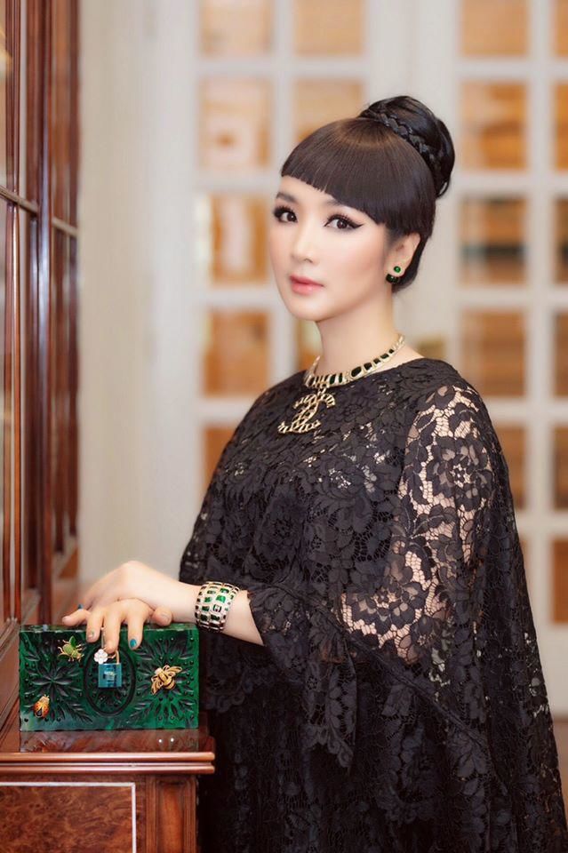 “Đụng hàng” dây chuyền 50 triệu: Phượng Chanel lép vế trước Giáng My