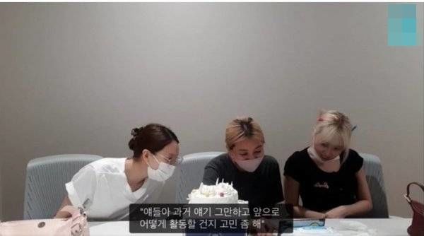 Được fan khuyên cải thiện kỹ năng, TWICE: Tụi này đang làm tốt mà