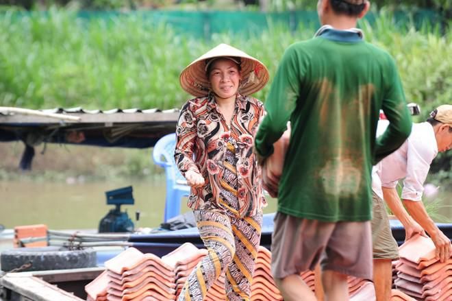 Nữ phu mỗi ngày cõng hàng chục ký gạch nuôi con ăn học