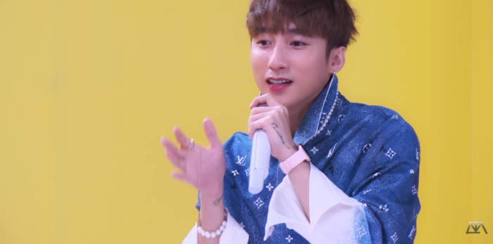 Sơn Tùng đeo chiếc vòng đôi với Thiều Trâm đi diễn live hit mới