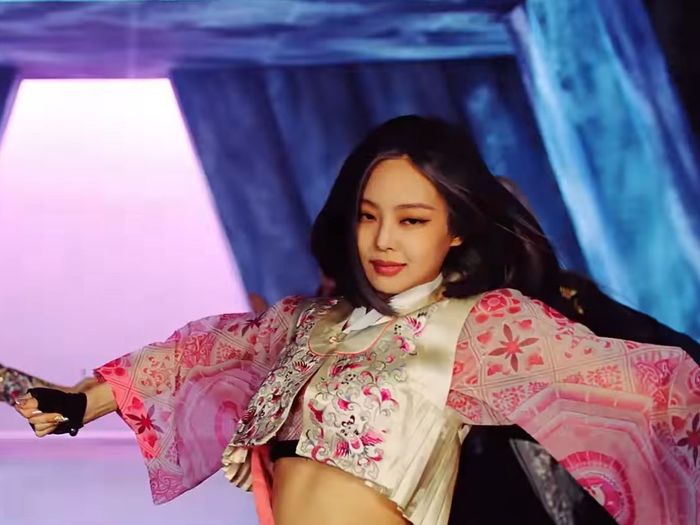 BLACKPINK gây tranh cãi khi mặc hanbok hở hang, lai tạp quá tay