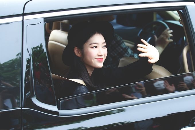 Đi làm về cũng đẹp lung linh: đúng là đẳng cấp nhan sắc của mỹ nữ Kpop