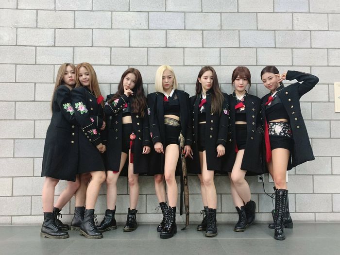 BLACKPINK gây tranh cãi khi mặc hanbok hở hang, lai tạp quá tay