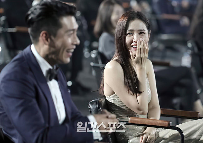 Chối chuyện hẹn hò nhưng Hyun Bin luôn nhìn Son Ye Jin đầy âu yếm