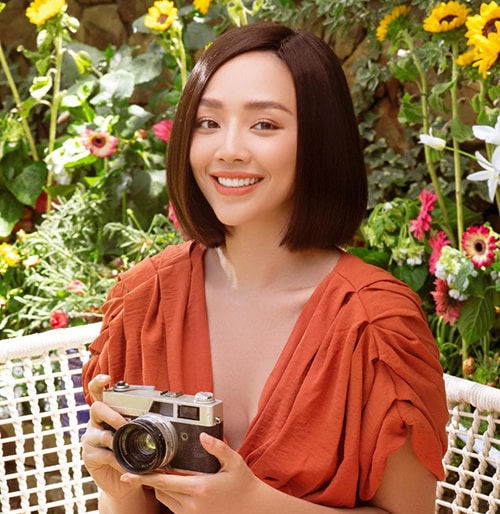 Chị gái Ngọc Trinh lấn lướt cả cô em, Trấn Thành khen vợ đẹp
