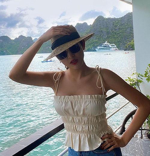Hoàng Thùy Linh - Gil Lê hội ngộ Đông Nhi, Chi Pu gợi cảm trên biển