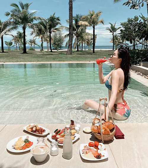 Mẹ bầu Đông Nhi thần thái ngút ngàn, Phượng Chanel hội ngộ Ngọc Trinh