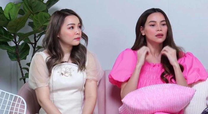 Ngụy trang bụng bầu đến cùng: Hà Hồ ôm khư khư gối khi livestream