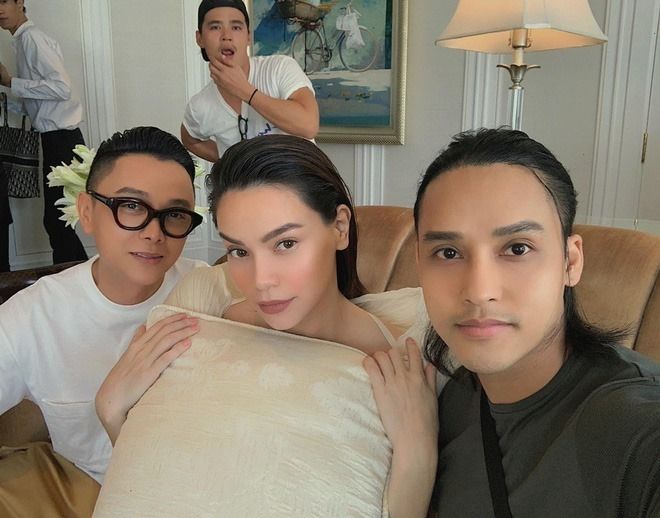 Ngụy trang bụng bầu đến cùng: Hà Hồ ôm khư khư gối khi livestream