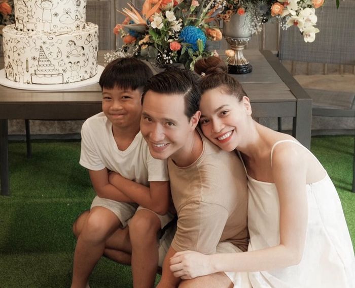 Ngụy trang bụng bầu đến cùng: Hà Hồ ôm khư khư gối khi livestream