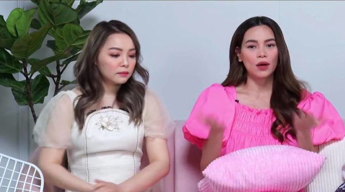Ngụy trang bụng bầu đến cùng: Hà Hồ ôm khư khư gối khi livestream