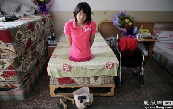 Dùng bóng rổ làm chân, cô gái nỗ lực trở thành kình ngư bơi lội