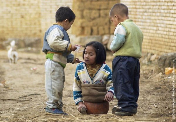 Dùng bóng rổ làm chân, cô gái nỗ lực trở thành kình ngư bơi lội