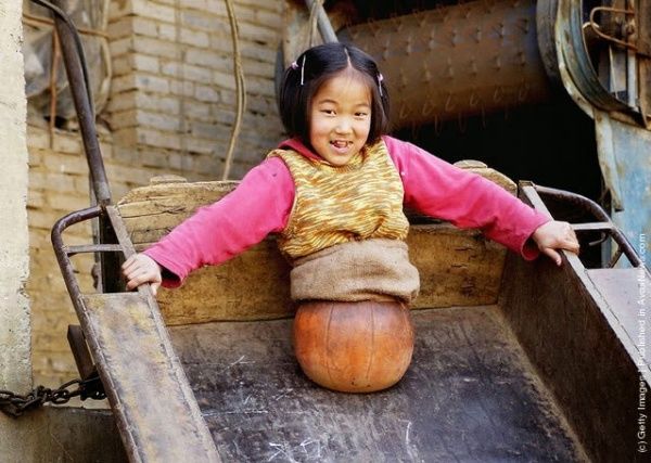Dùng bóng rổ làm chân, cô gái nỗ lực trở thành kình ngư bơi lội