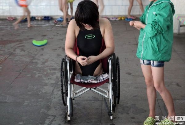 Dùng bóng rổ làm chân, cô gái nỗ lực trở thành kình ngư bơi lội
