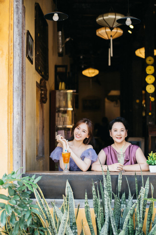 Hari Won khoe bộ ảnh du lịch bên mẹ ruột người Hàn