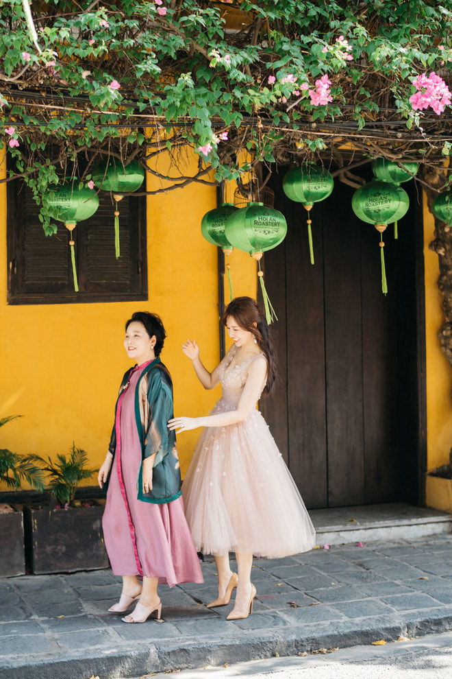 Hari Won khoe bộ ảnh du lịch bên mẹ ruột người Hàn