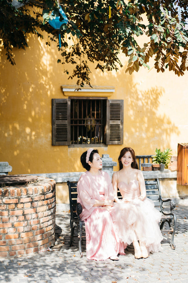 Hari Won khoe bộ ảnh du lịch bên mẹ ruột người Hàn