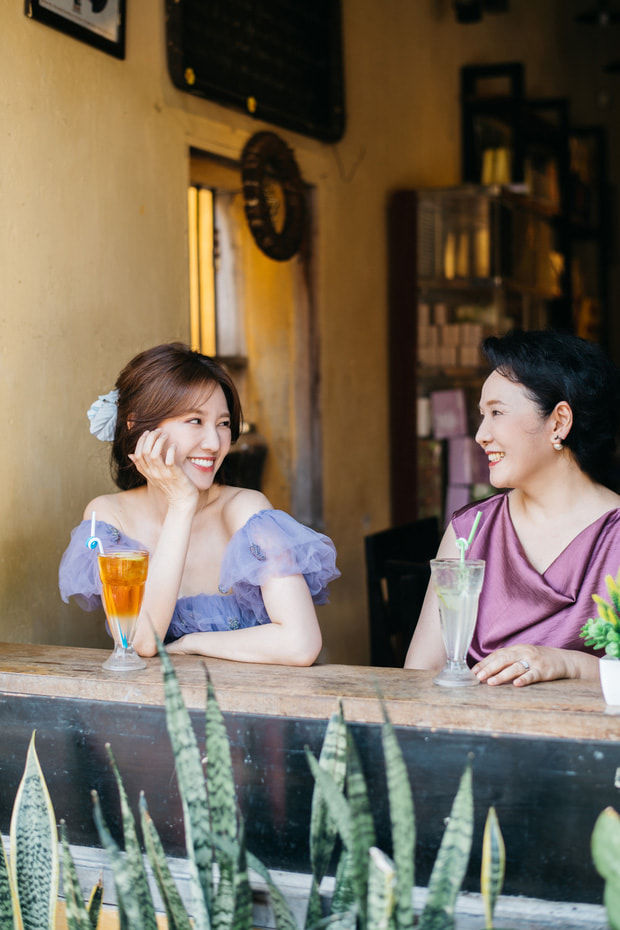 Hari Won khoe bộ ảnh du lịch bên mẹ ruột người Hàn