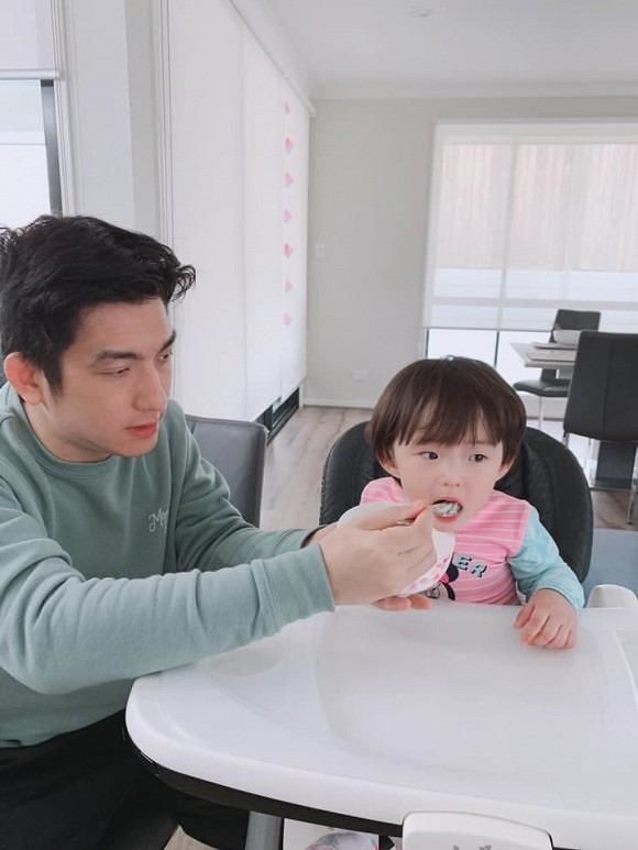 Hậu vỡ nợ, chồng cũ của Phi Thanh Vân sống bình yên bên vợ con tại Úc