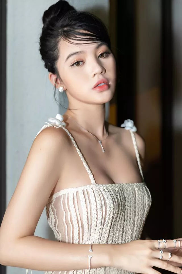 Hoa hậu rich kid Jolie Nguyễn: Ăn mặc sành điệu, đồ hiệu ngập nhà