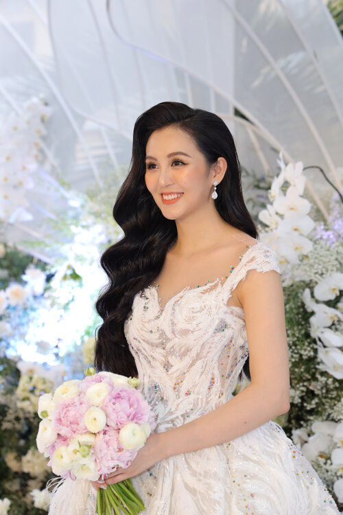 Hoa khôi Hải Yến mặc 3 bộ váy trong đám cưới khủng nhất Miền Tây
