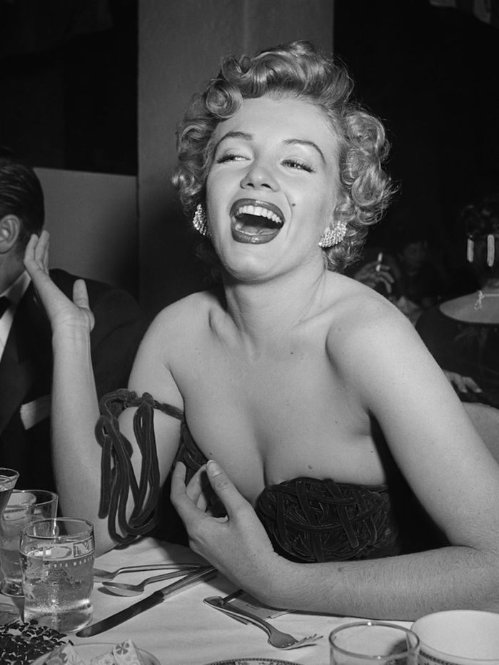 Làm đẹp như sao Hollywood xưa: Marilyn Monroe vẽ môi căng mọng