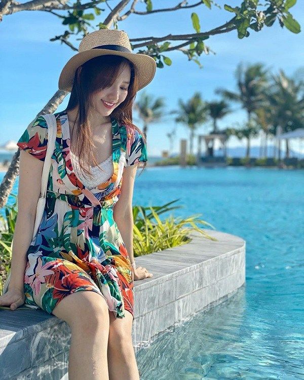 Học mỹ nhân Việt diện váy hoa mùa hè: Võ Hoàng Yến cũng hóa dịu dàng