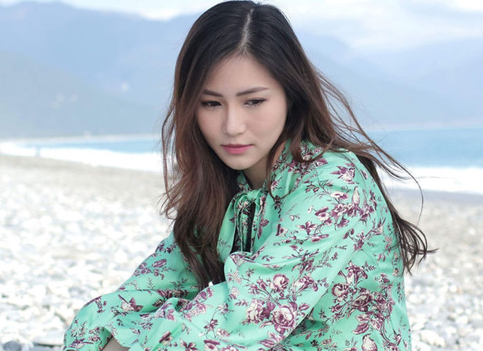 Hương Tràm treo status u uất tự nhận mình là con bạn tồi