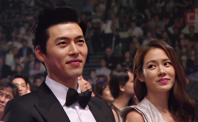 Chối chuyện hẹn hò nhưng Hyun Bin luôn nhìn Son Ye Jin đầy âu yếm