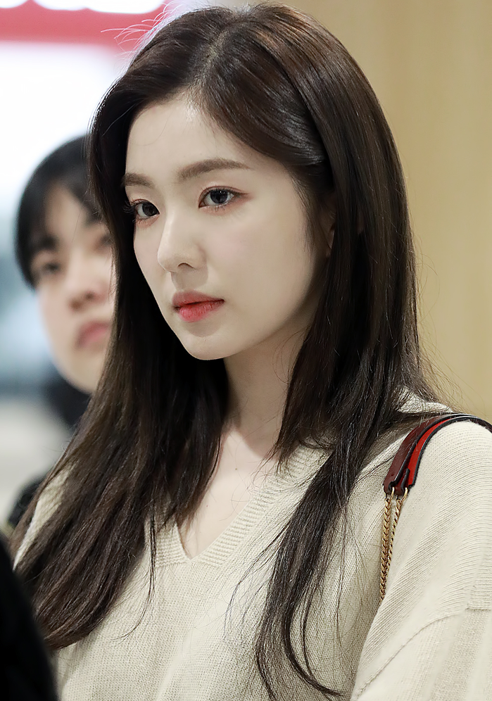 Idol bị chỉ trích vô lý: Hani khóc, Taeyeon thân thiết với EXO