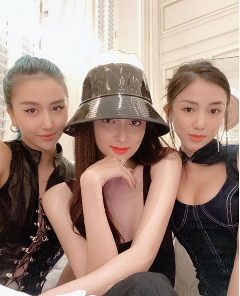 Jolie Nguyễn khoe ảnh tái xuất, Ngọc Trinh diện bikini gợi cảm
