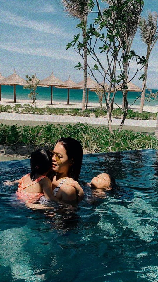 Jolie Nguyễn khoe ảnh tái xuất, Ngọc Trinh diện bikini gợi cảm