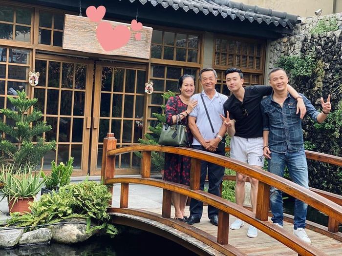 Jun Phạm khoe quà của Ngô Kiến Huy, Elly Trần diện đồ cắt xẻ táo bạo