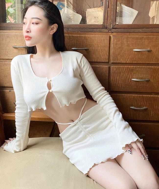 Chiếc áo hư hỏng ngày càng hot, được hội gái xinh Việt thi nhau diện