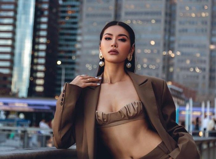 Khánh Vân “mất điểm” khi đụng hàng mẫu bratop ngắn cũn với Minh Tú