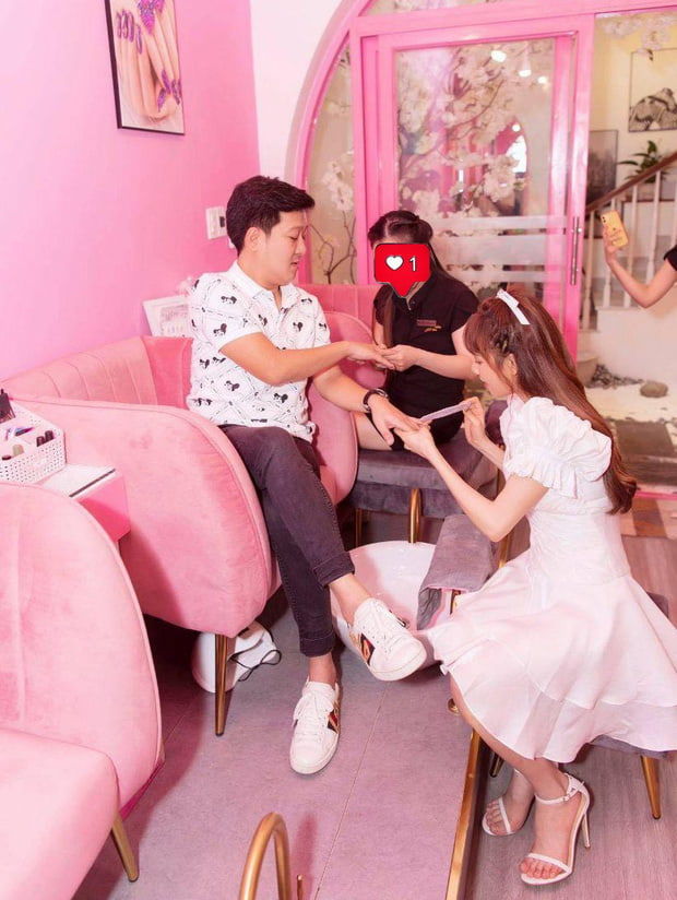 Khéo như Nhã Phương: Đang đi sự kiện vẫn chăm chút cho chồng