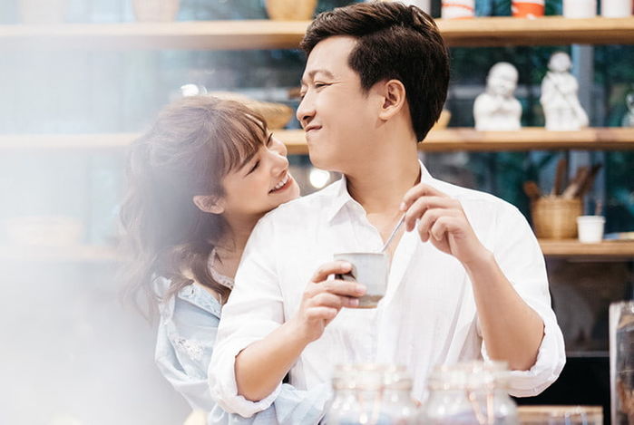 Khéo như Nhã Phương: Đang đi sự kiện vẫn chăm chút cho chồng