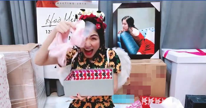 Khi fan tặng quà nghệ sĩ: từ cây nhà lá vườn đến đắt tiền, xa xỉ