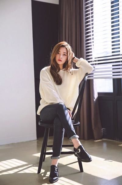 Huấn luyện viên chỉ cách tập với ghế giúp lưng thẳng dáng thon