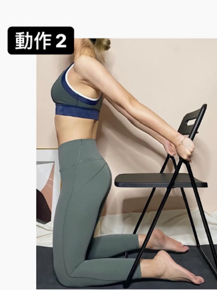 Huấn luyện viên chỉ cách tập với ghế giúp lưng thẳng dáng thon