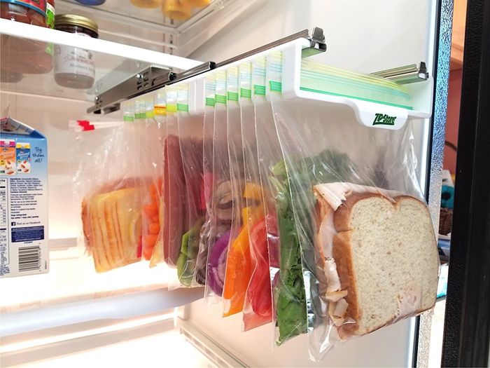 Không nên bảo quản cà chua, bánh mì trong tủ lạnh vì dễ bị hỏng