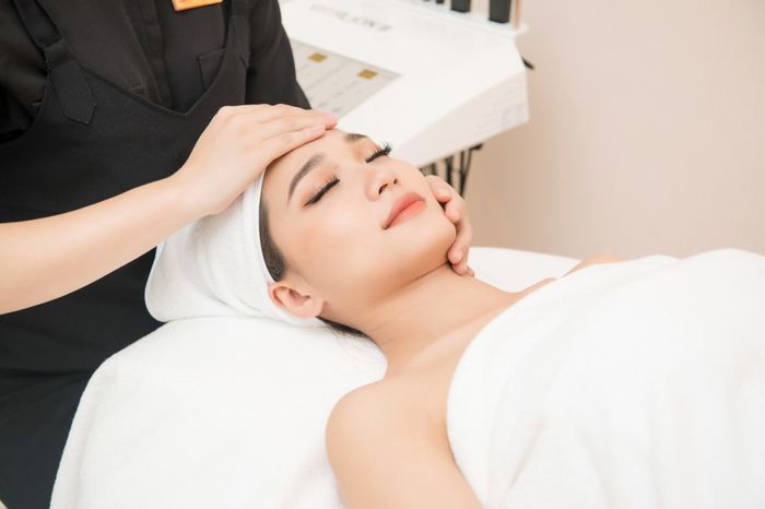 Không nên tự nhuộm tóc, định hình chân mày tại nhà kẻo tự dìm nhan sắc