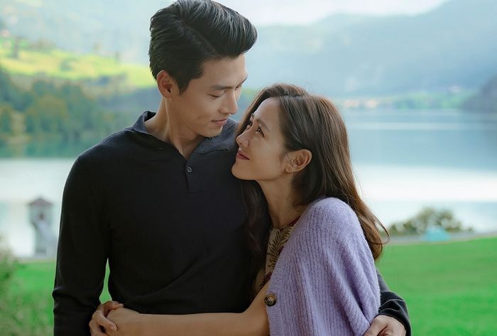 Chối chuyện hẹn hò nhưng Hyun Bin luôn nhìn Son Ye Jin đầy âu yếm