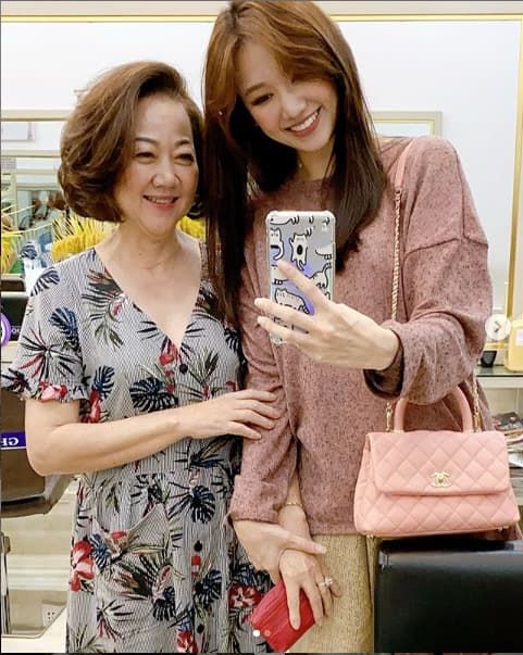 Lan Ngọc khoe sắc bên Tường Vi, Hari Won đi làm đẹp cùng mẹ chồng