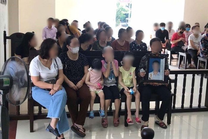Xót xa cảnh 3 con ngơ ngác bên di ảnh mẹ tại phiên toà xét xử
