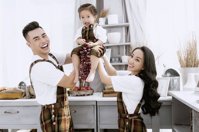 Lê Dương Bảo Lâm hạnh phúc trong lần đầu được chở vợ con