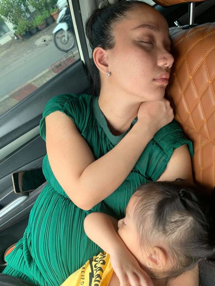 Lê Dương Bảo Lâm hạnh phúc trong lần đầu được chở vợ con